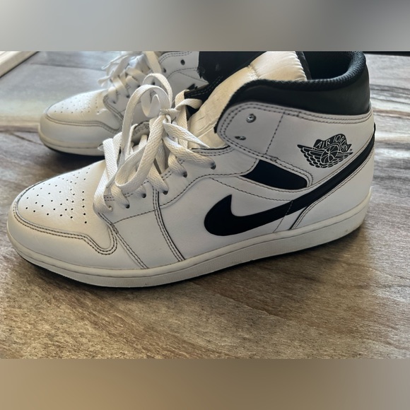 Nike Air Jordans Reverse Pandas Mid 11.5 mens - Picture 1 of 7